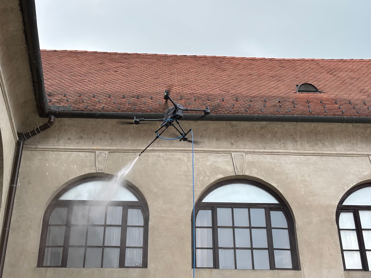 Drohne im Einsatz an der Fassade