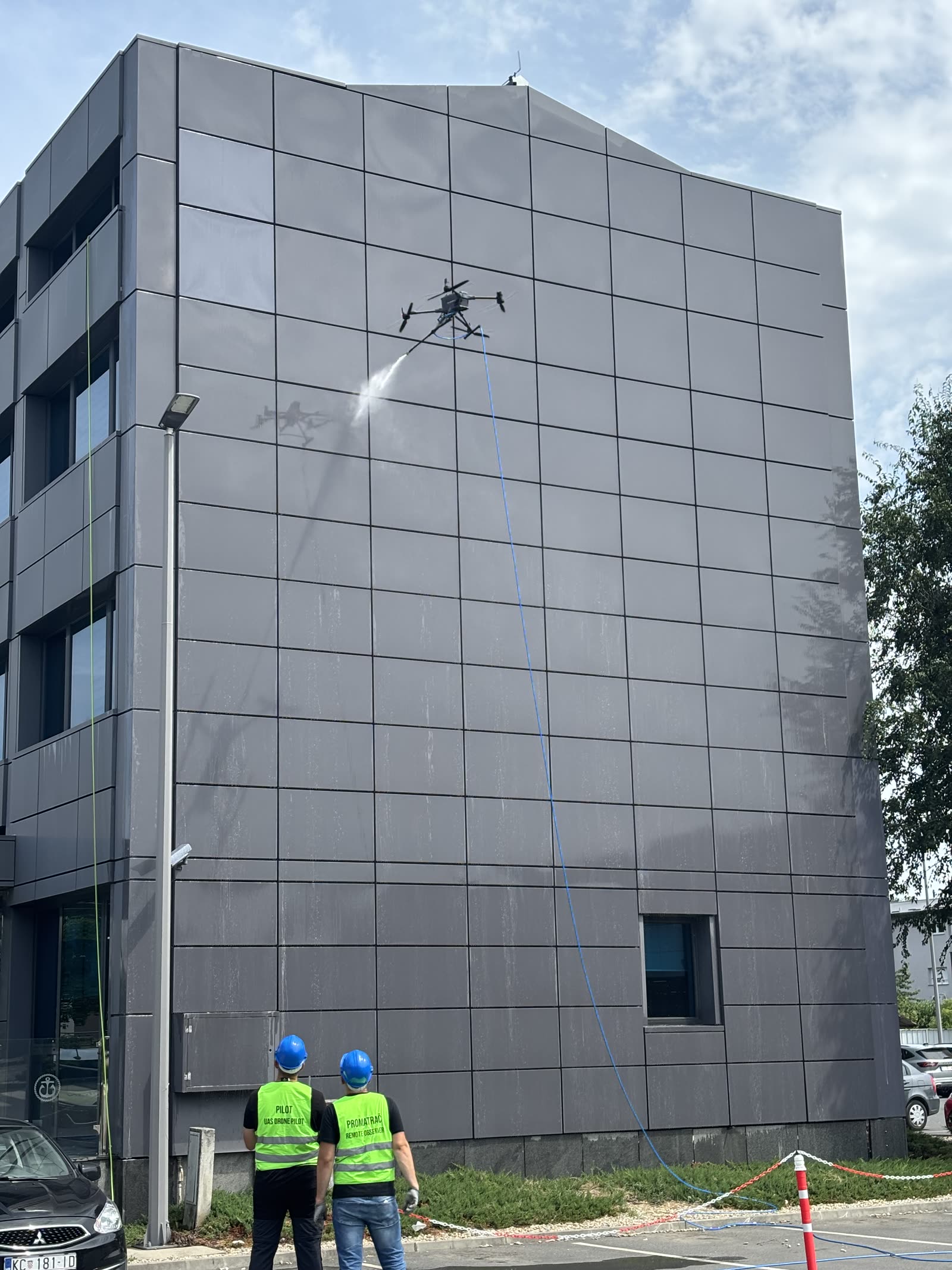 DroNova reinigt Bürofassade