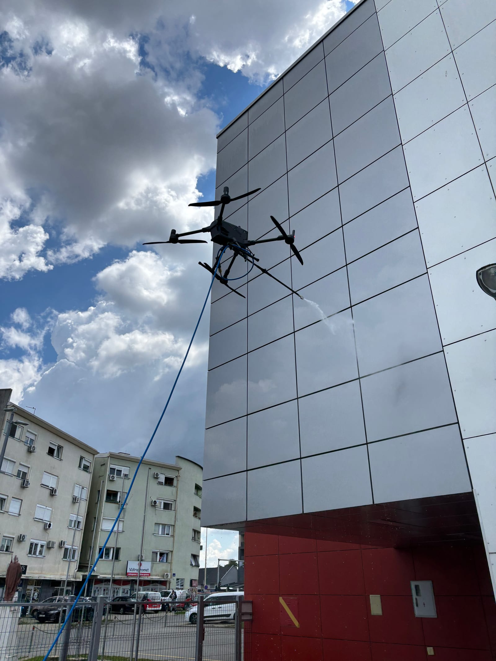 Reinigung einer Fassade mit dem DroNova-System